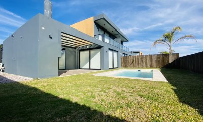 Casa en venta de 3 dormitorios y 3 baños, barrio privado.