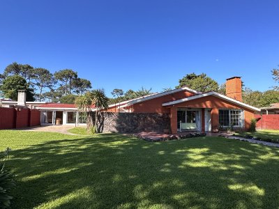 Punta del Este casa en venta de 3 dormitorios en Barrio Cantegril
