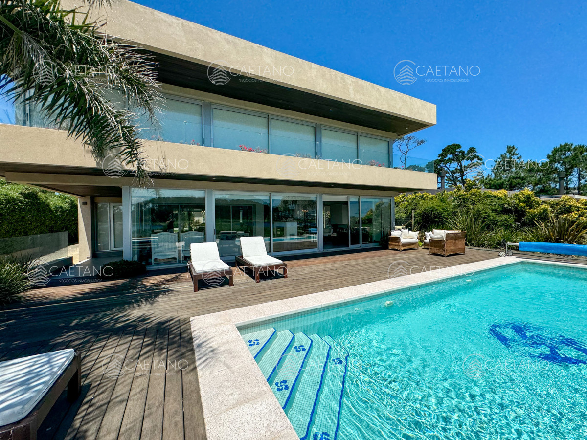 Casa en venta con 4 dormitorios frente a Laguna del Diario, Punta del Este, Maldonado - GoPunta - Portal Inmobiliario de Punta del Este - Maldonado