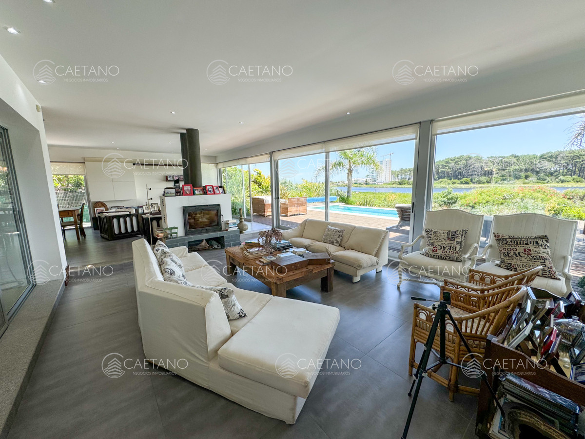 Casa en venta con 4 dormitorios frente a Laguna del Diario, Punta del Este, Maldonado - GoPunta - Portal Inmobiliario de Punta del Este - Maldonado