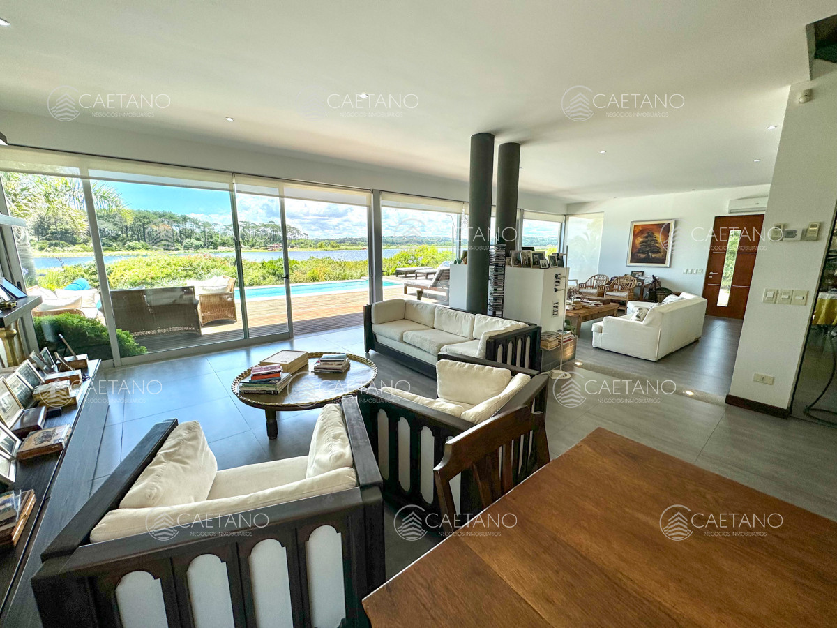 Casa en venta con 4 dormitorios frente a Laguna del Diario, Punta del Este, Maldonado - GoPunta - Portal Inmobiliario de Punta del Este - Maldonado