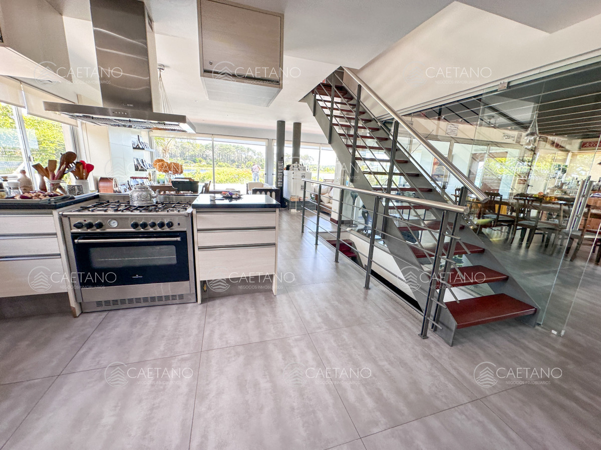 Casa en venta con 4 dormitorios frente a Laguna del Diario, Punta del Este, Maldonado - GoPunta - Portal Inmobiliario de Punta del Este - Maldonado