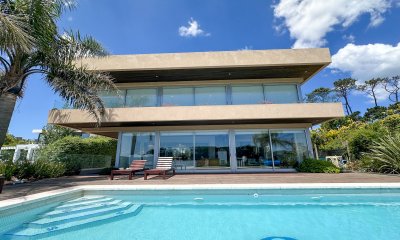 Casa en venta con 4 dormitorios frente a Laguna del Diario, Punta del Este, Maldonado