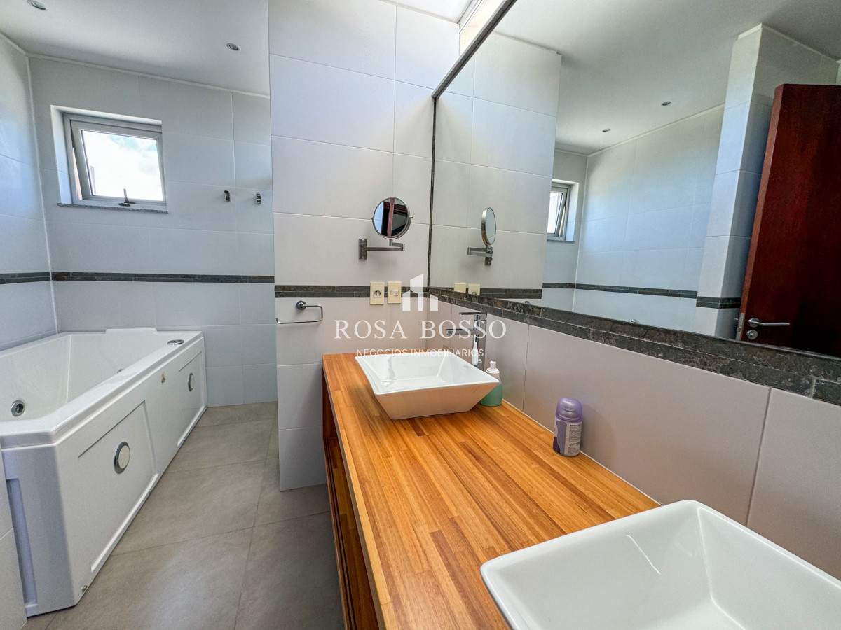 Apartamento ID.9593 - Casa Venta 4 dormitorios Laguna del Diario Punta del Este