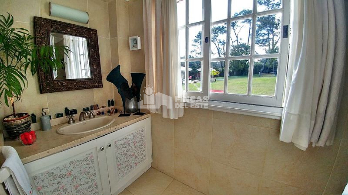 Casa ID.409/Casa-en-venta-Playa-Mansa-7-dormitorios- - Casa en venta Playa Mansa  7 dormitorios 