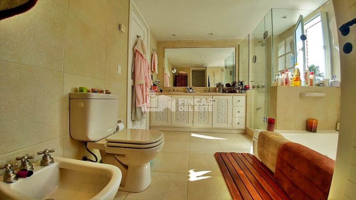 Casa ID.409/Casa-en-venta-Playa-Mansa-7-dormitorios- - Casa en venta Playa Mansa  7 dormitorios 