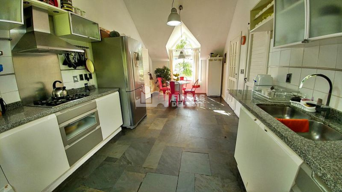 Casa ID.409/Casa-en-venta-Playa-Mansa-7-dormitorios- - Casa en venta Playa Mansa  7 dormitorios 