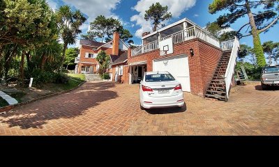Casa en venta Playa Mansa  7 dormitorios