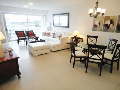 Pent-House en venta de 2 dormitorios en edificio Brava 28, Punta del Este.