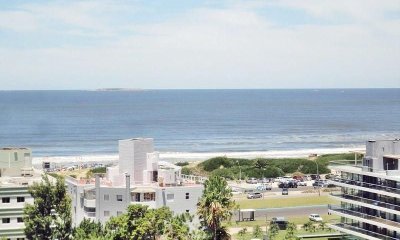 Apartamento en venta de 2 dormitorios cerca del mar en Wind, Punta del Este.