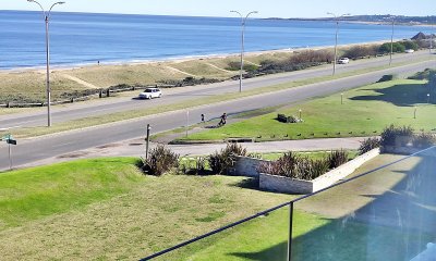 Penthouse en venta frente al mar en edificio Lumiere, Punta del Este.