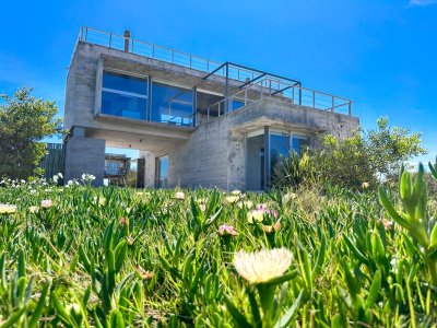 Casa en venta de 3 dormitorios en frente al mar de La Juanita, Punta del Este.