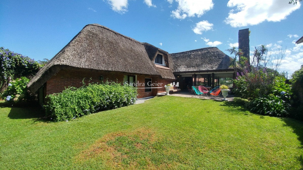 Casa ID.1310 - Casa en venta Playa Mansa 3 dormitorios