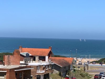 En Playa Brava, a pasos del mar.