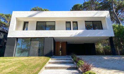 Casa a estrenar en barrio cerrado Rincón del Indio, Playa Brava, Punta del Este