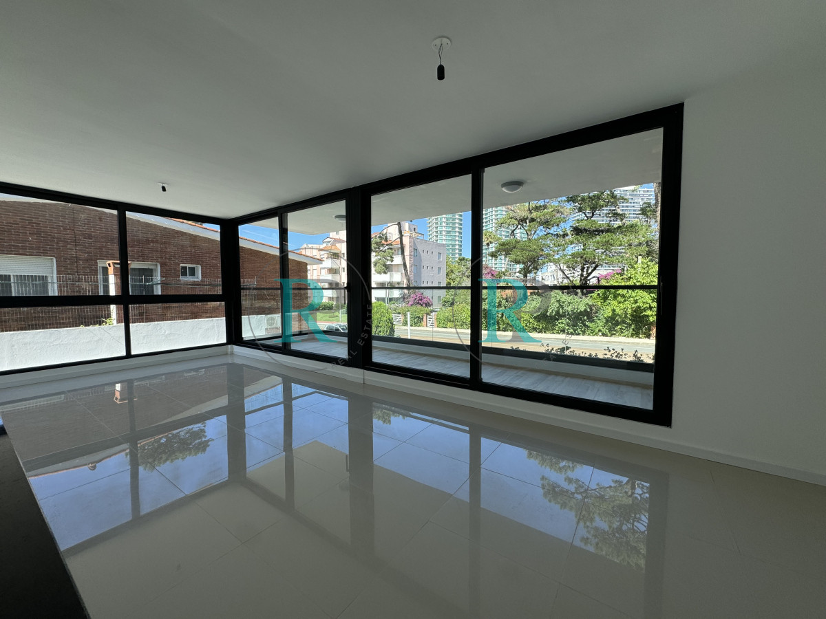 Apartamento ID.2056 - Apartamento en venta en Playa Mansa, 3 dormitorios, Punta del Este