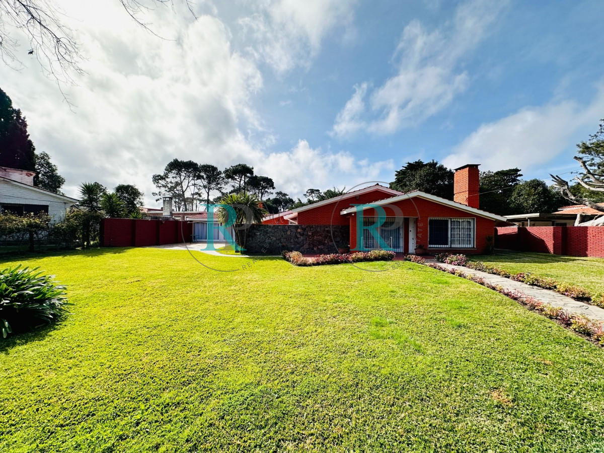 Casa ID.263 - Punta del Este casa en venta de 3 dormitorios en Barrio Cantegril