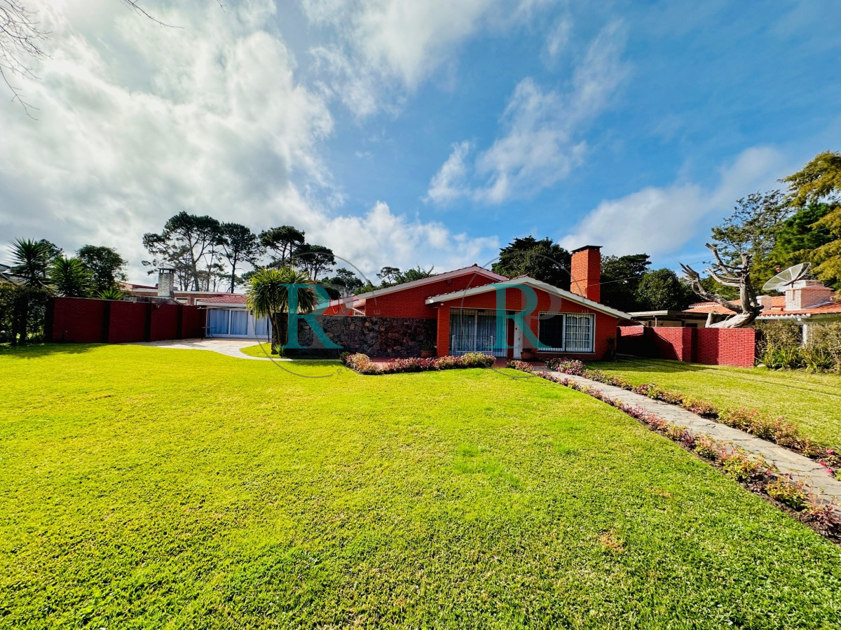 Casa ID.263 - Punta del Este casa en venta de 3 dormitorios en Barrio Cantegril