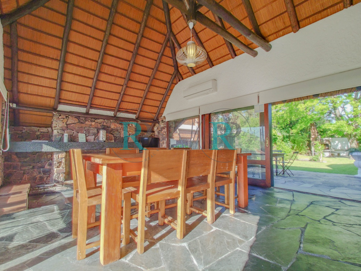 Casa ID.2433 - Casa en venta Playa Mansa 3 dormitorios