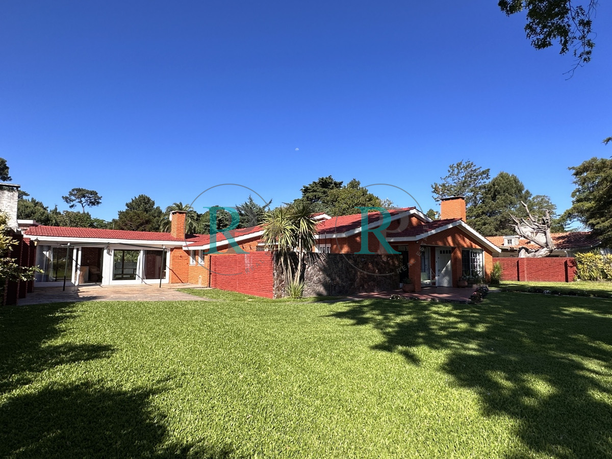 Casa ID.263 - Punta del Este casa en venta de 3 dormitorios en Barrio Cantegril