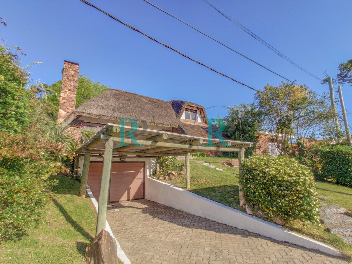 Casa ID.2433 - Casa en venta Playa Mansa 3 dormitorios