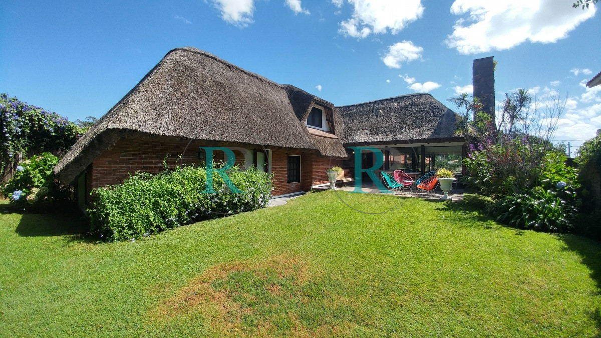 Casa ID.2433 - Casa en venta Playa Mansa 3 dormitorios