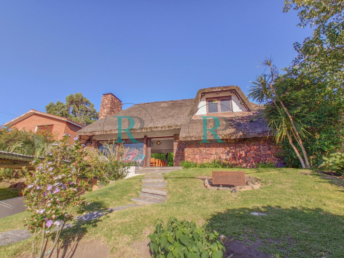 Casa ID.2433 - Casa en venta Playa Mansa 3 dormitorios
