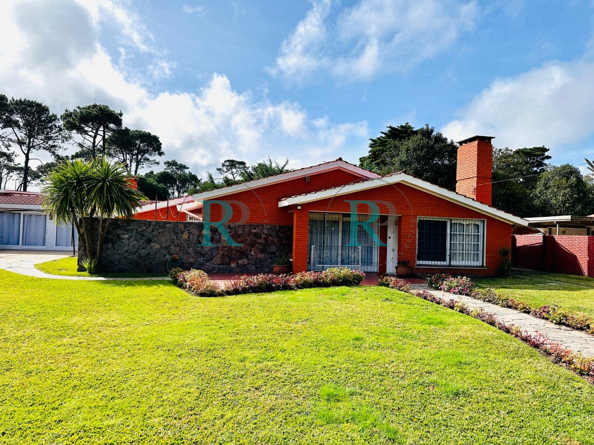 Casa ID.263 - Punta del Este casa en venta de 3 dormitorios en Barrio Cantegril