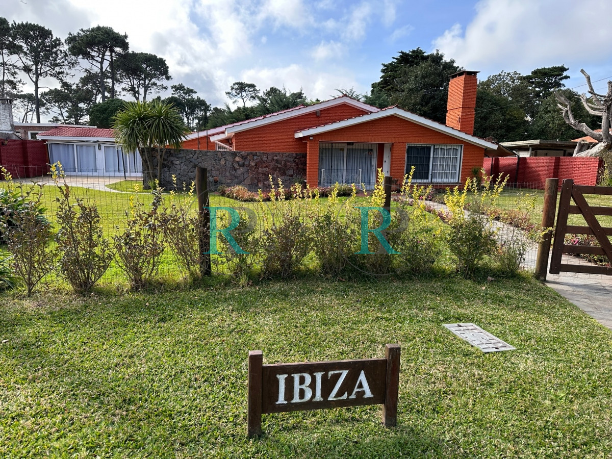 Casa ID.263 - Punta del Este casa en venta de 3 dormitorios en Barrio Cantegril