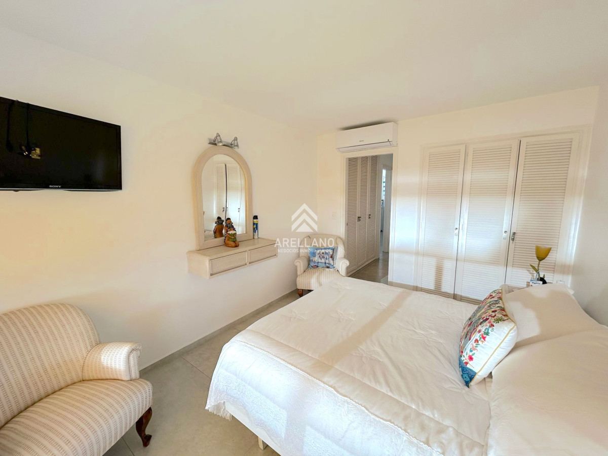 Apartamento ID.4252 - Hermoso apartamento en primera línea de 3 dormitorios, disponible en alquiler, Punta del Este 