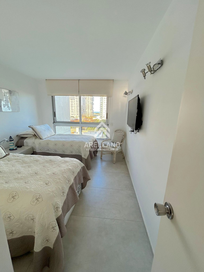 Apartamento ID.4252 - Hermoso apartamento en primera línea de 3 dormitorios, disponible en alquiler, Punta del Este 