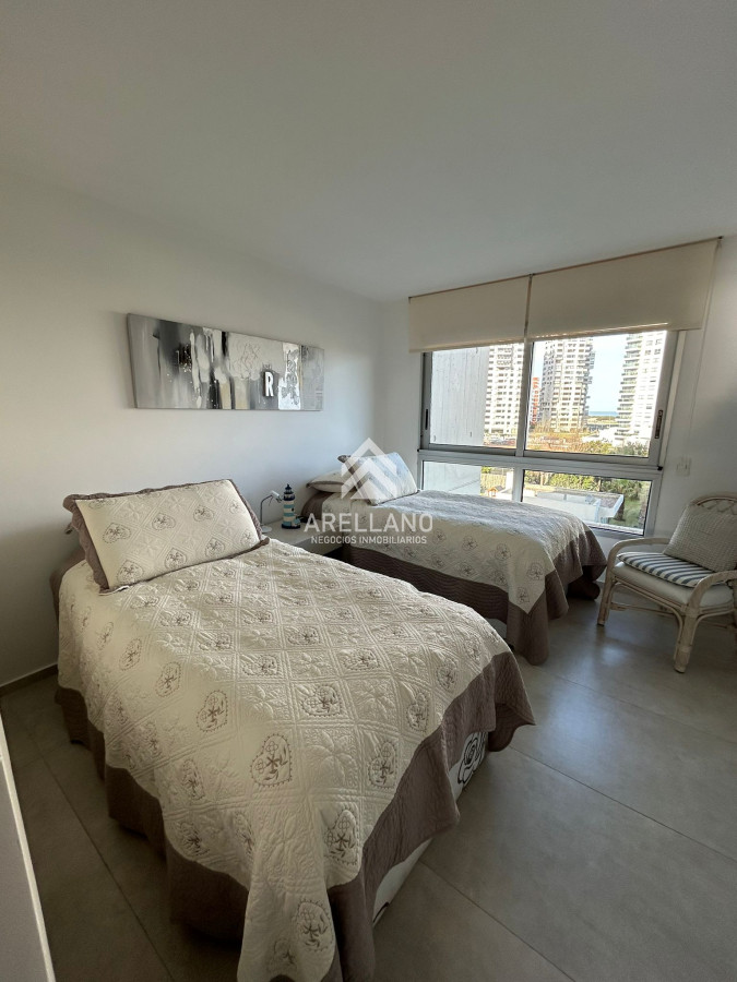 Apartamento ID.4252 - Hermoso apartamento en primera línea de 3 dormitorios, disponible en alquiler, Punta del Este 