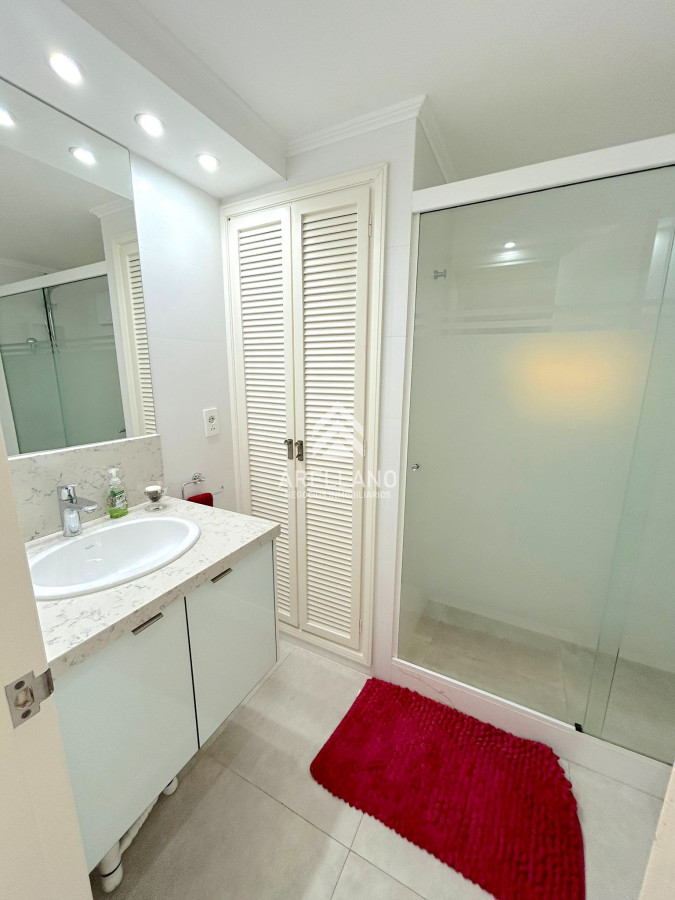 Apartamento ID.4252 - Hermoso apartamento en primera línea de 3 dormitorios, disponible en alquiler, Punta del Este 