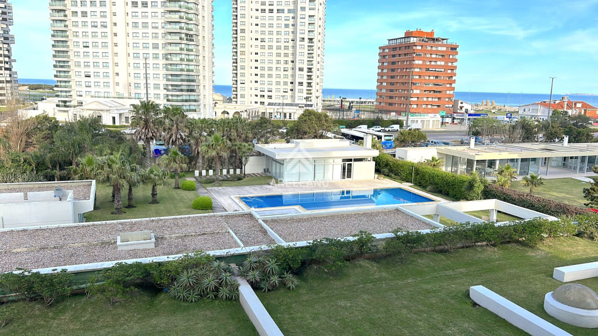 Apartamento ID.4252 - Hermoso apartamento en primera línea de 3 dormitorios, disponible en alquiler, Punta del Este 