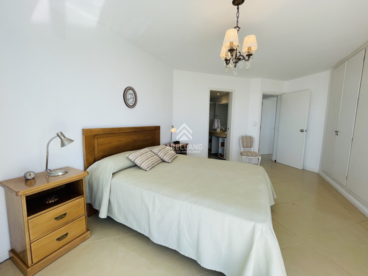 Apartamento ID.1428 - Venta Hermoso apartamento de 3 dormitorios más dependencia de servicio