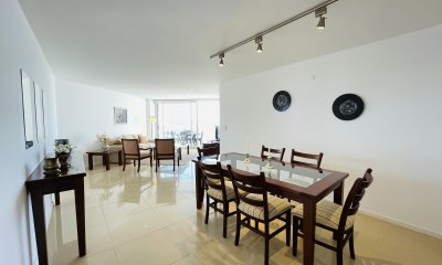 Venta Hermoso apartamento de 3 dormitorios más dependencia de servicio