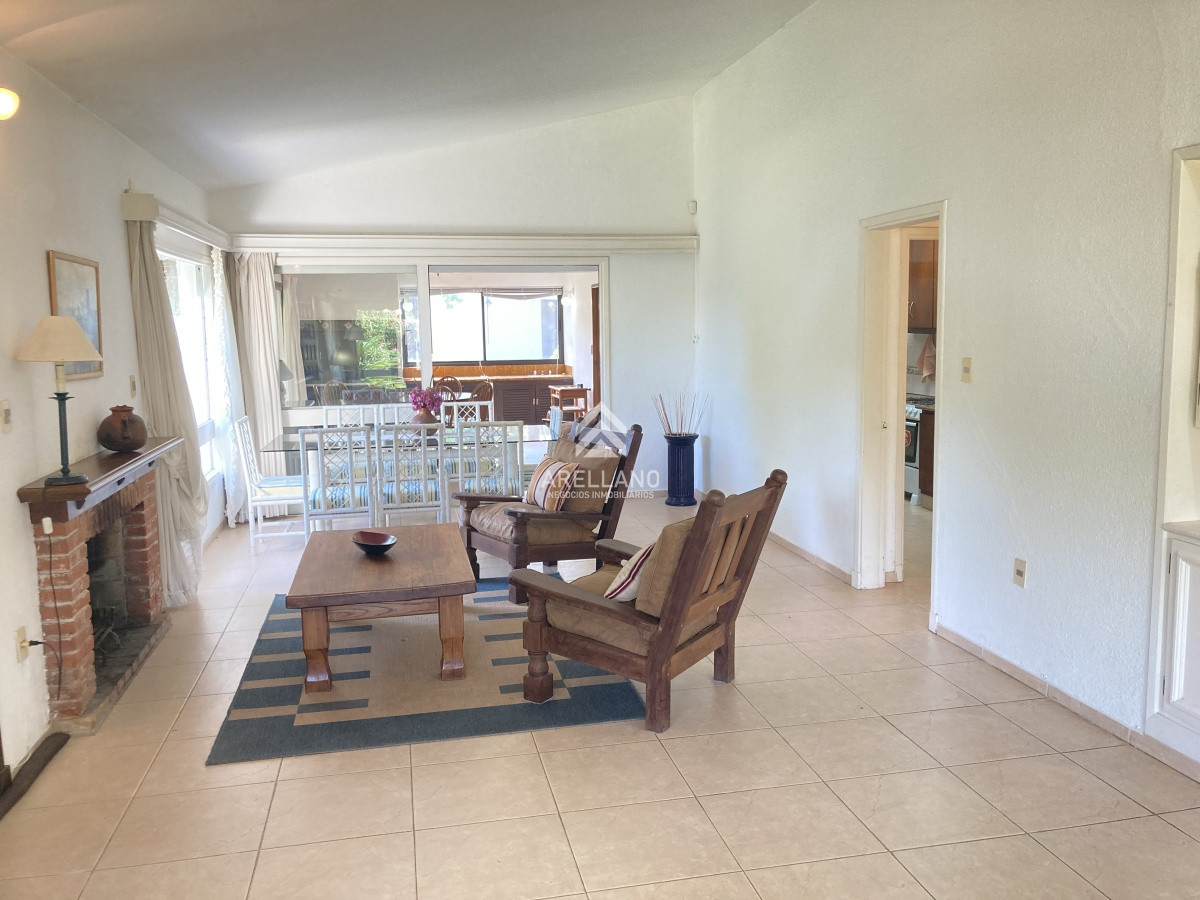 Casa ID.4231 - Venta casa 3 dormitorios  y dependencia de servicio 