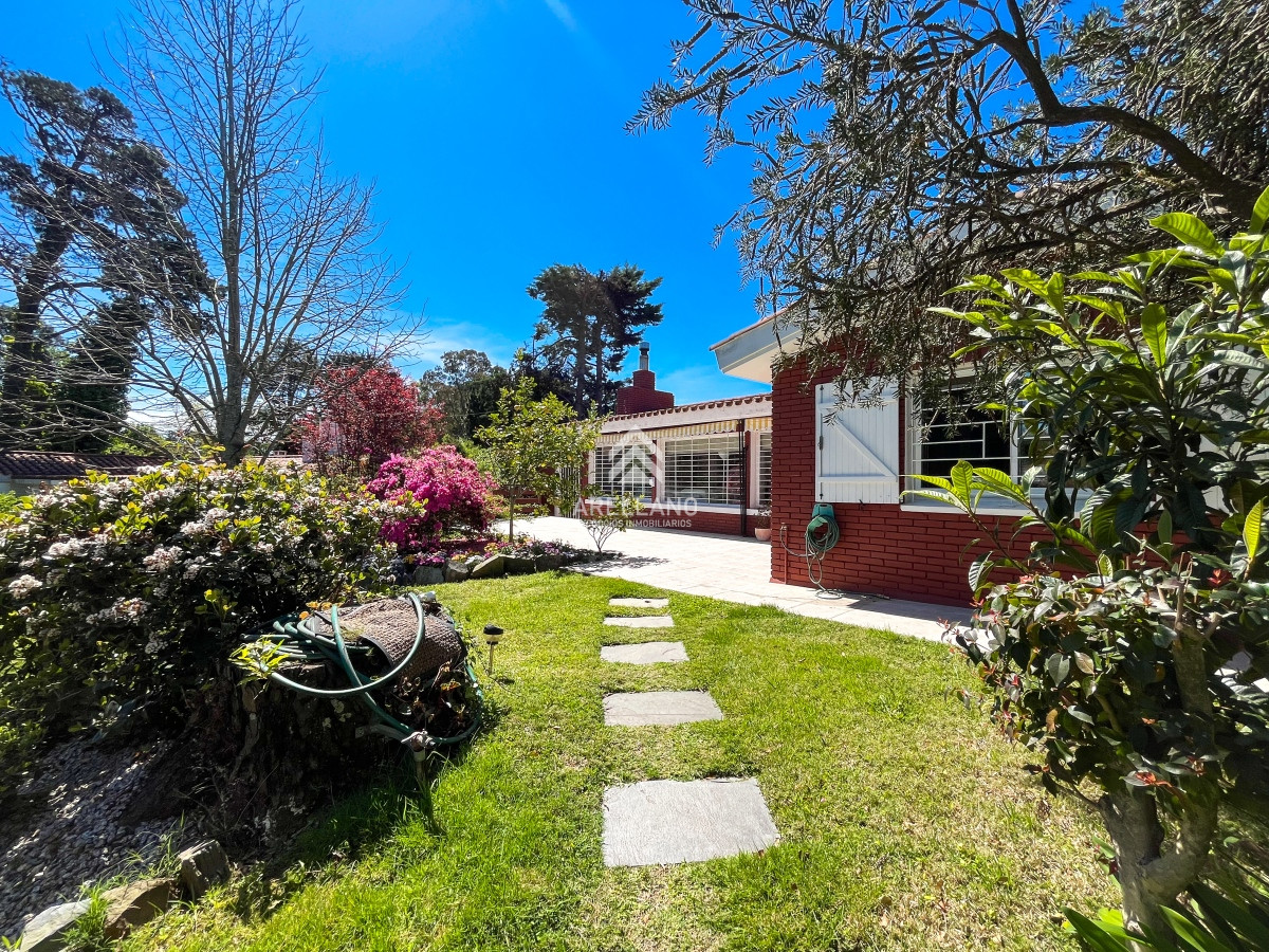 Casa ID.4121 - Casa en venta, Cantegril, Punta del Este 3 dormitorios