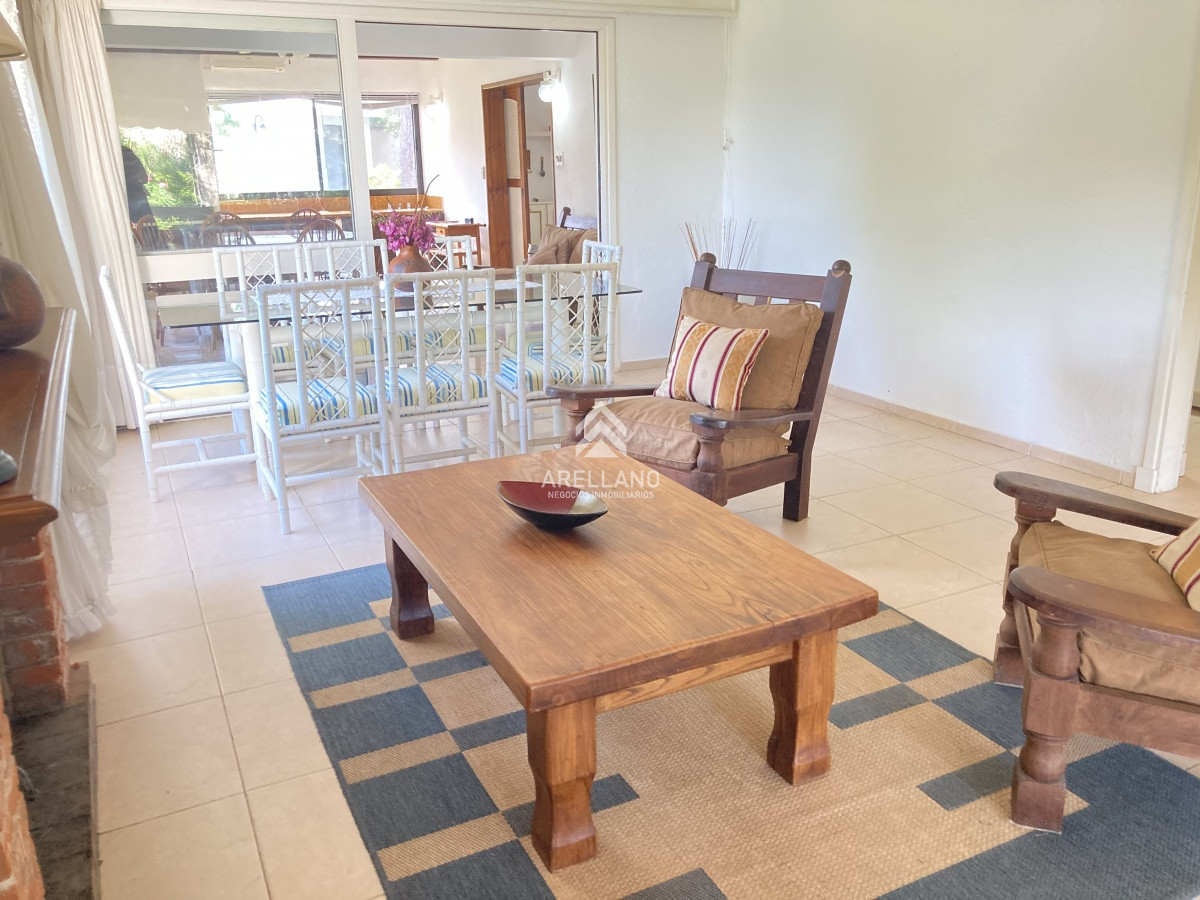 Casa ID.4231 - Venta casa 3 dormitorios  y dependencia de servicio 