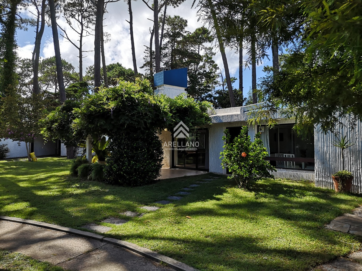 Casa ID.4231 - Venta casa 3 dormitorios  y dependencia de servicio 