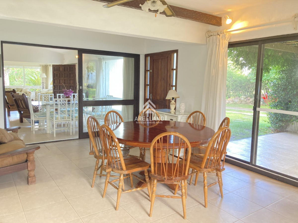 Casa ID.4231 - Venta casa 3 dormitorios  y dependencia de servicio 