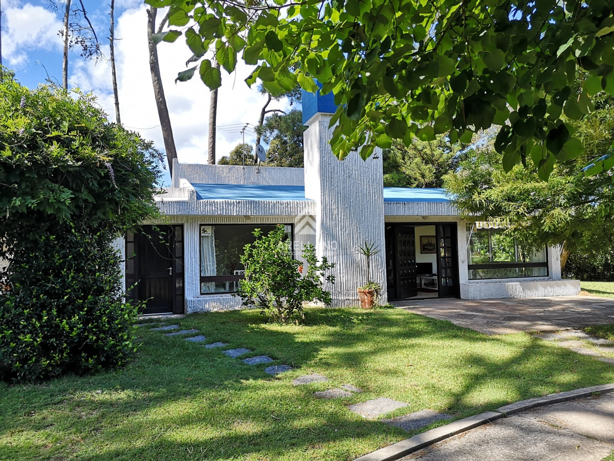 Casa ID.4231 - Venta casa 3 dormitorios  y dependencia de servicio 