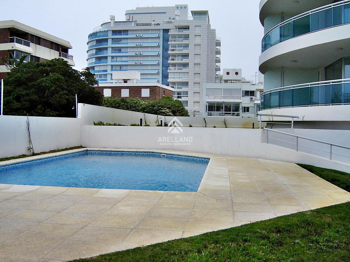 Apartamento ID.1428 - Venta Hermoso apartamento de 3 dormitorios más dependencia de servicio