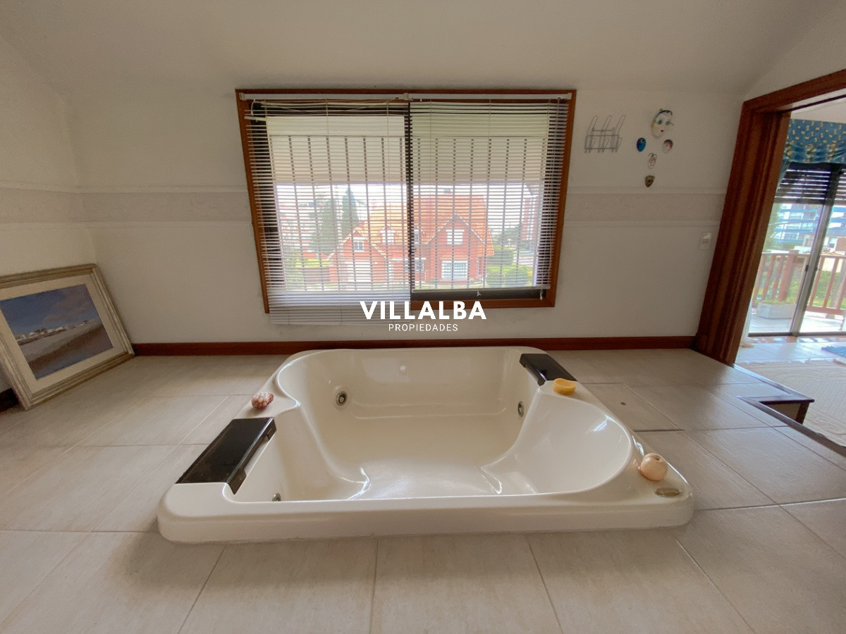 Apartamento ID.572 - Casa en venta Playa Mansa 7 dormitorios o mas