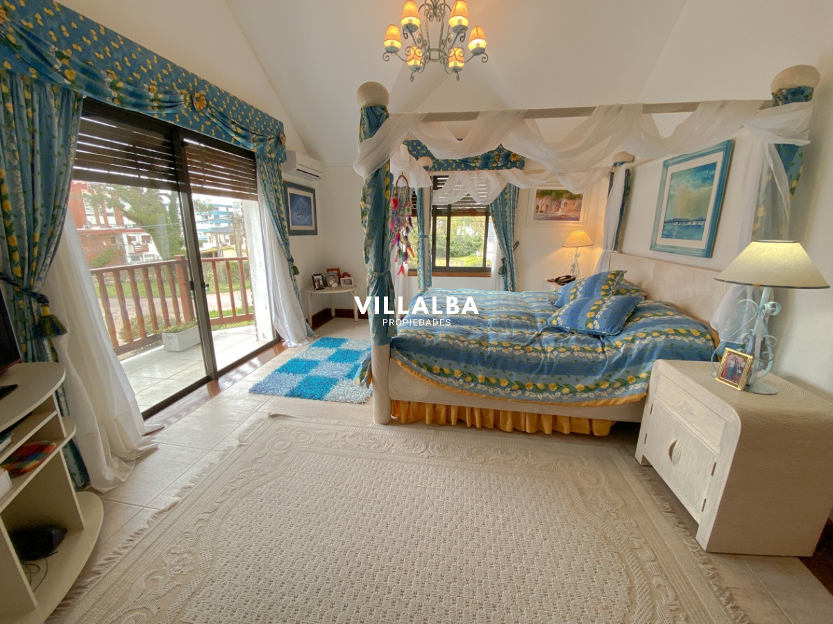 Apartamento ID.572 - Casa en venta Playa Mansa 7 dormitorios o mas