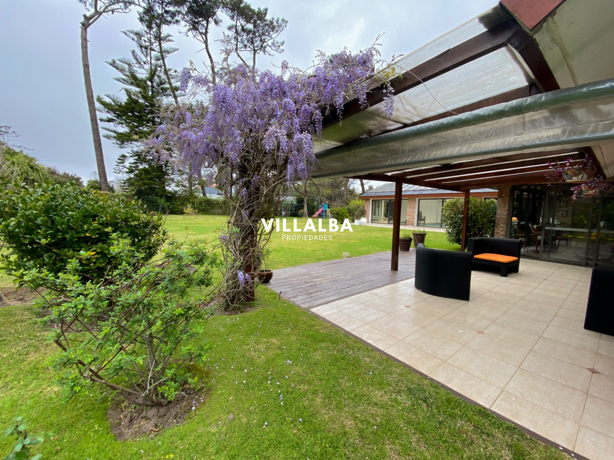 Apartamento ID.572 - Casa en venta Playa Mansa 7 dormitorios o mas