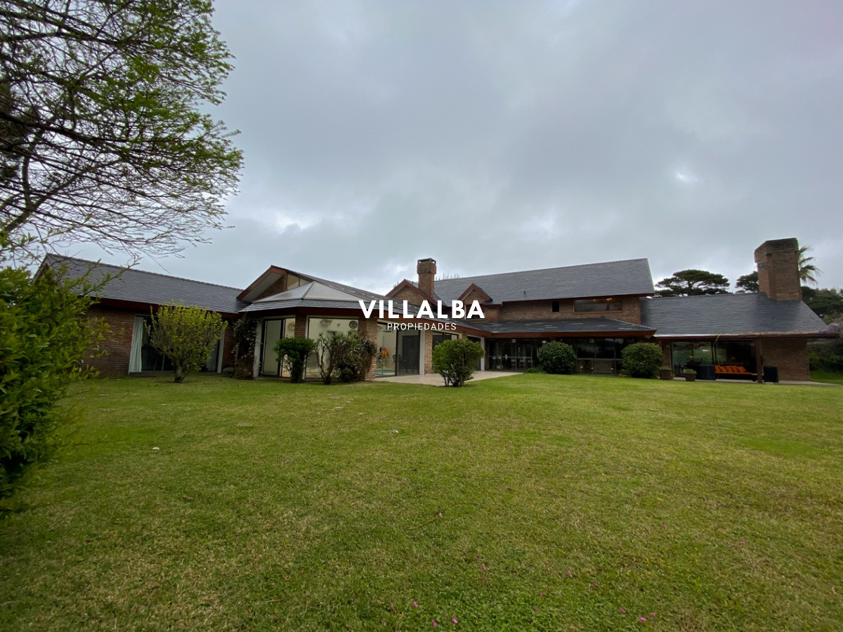 Apartamento ID.572 - Casa en venta Playa Mansa 7 dormitorios o mas