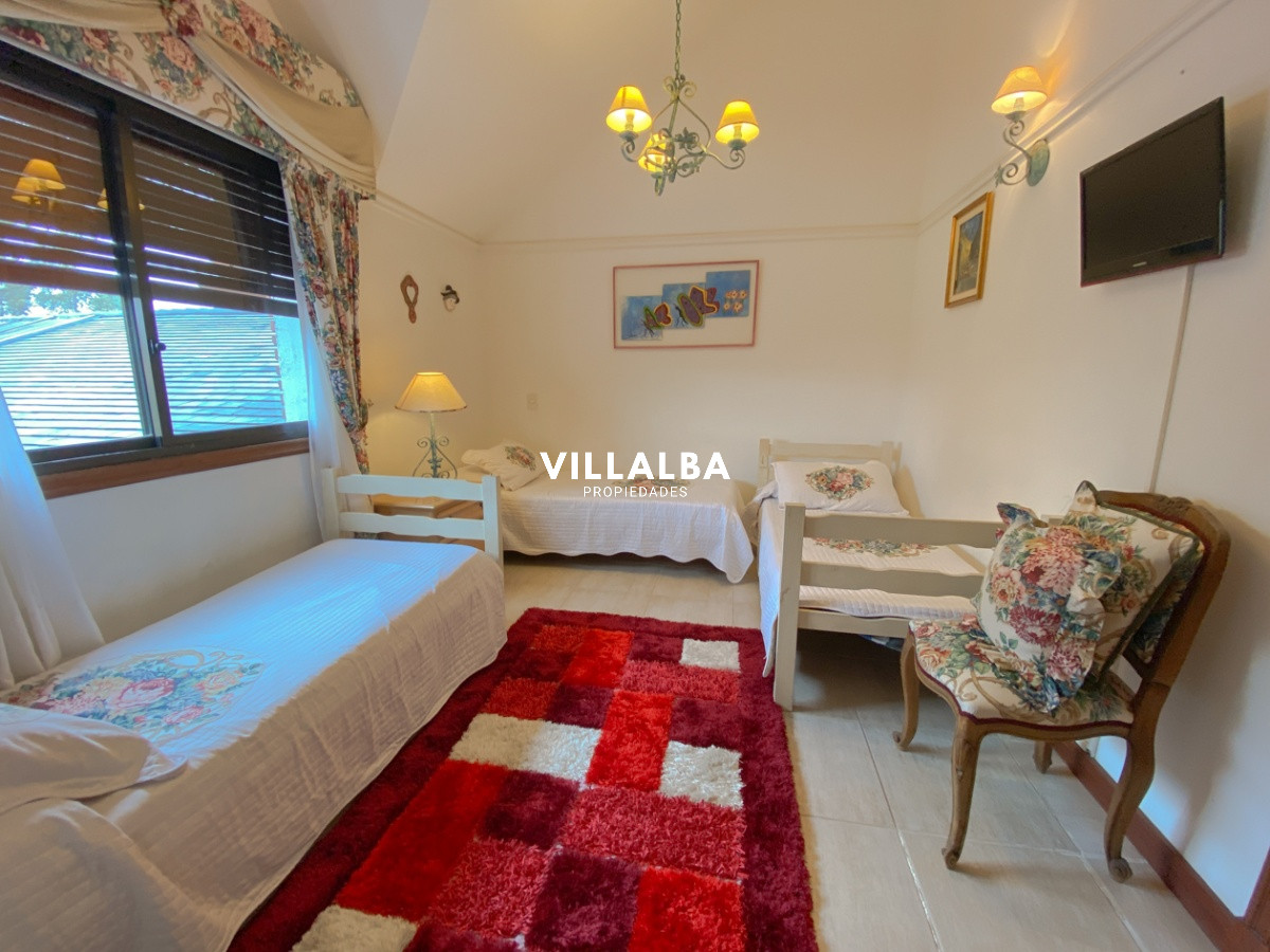 Apartamento ID.572 - Casa en venta Playa Mansa 7 dormitorios o mas