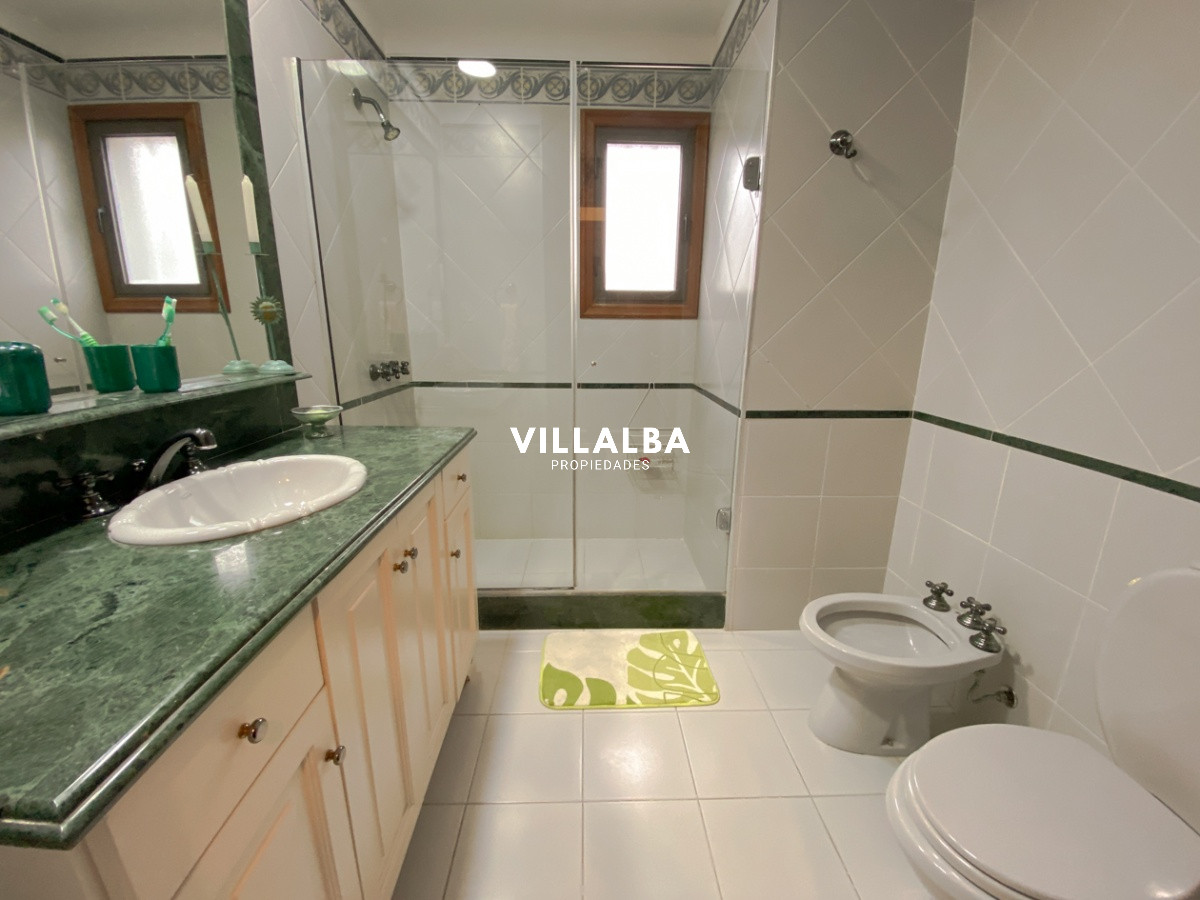 Apartamento ID.572 - Casa en venta Playa Mansa 7 dormitorios o mas