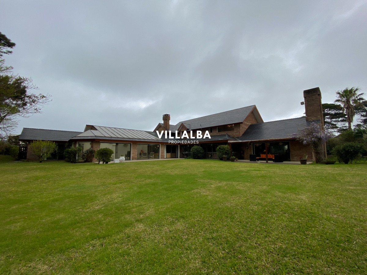 Apartamento ID.572 - Casa en venta Playa Mansa 7 dormitorios o mas